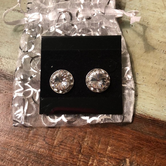 Earrings - Picture 1 of 3